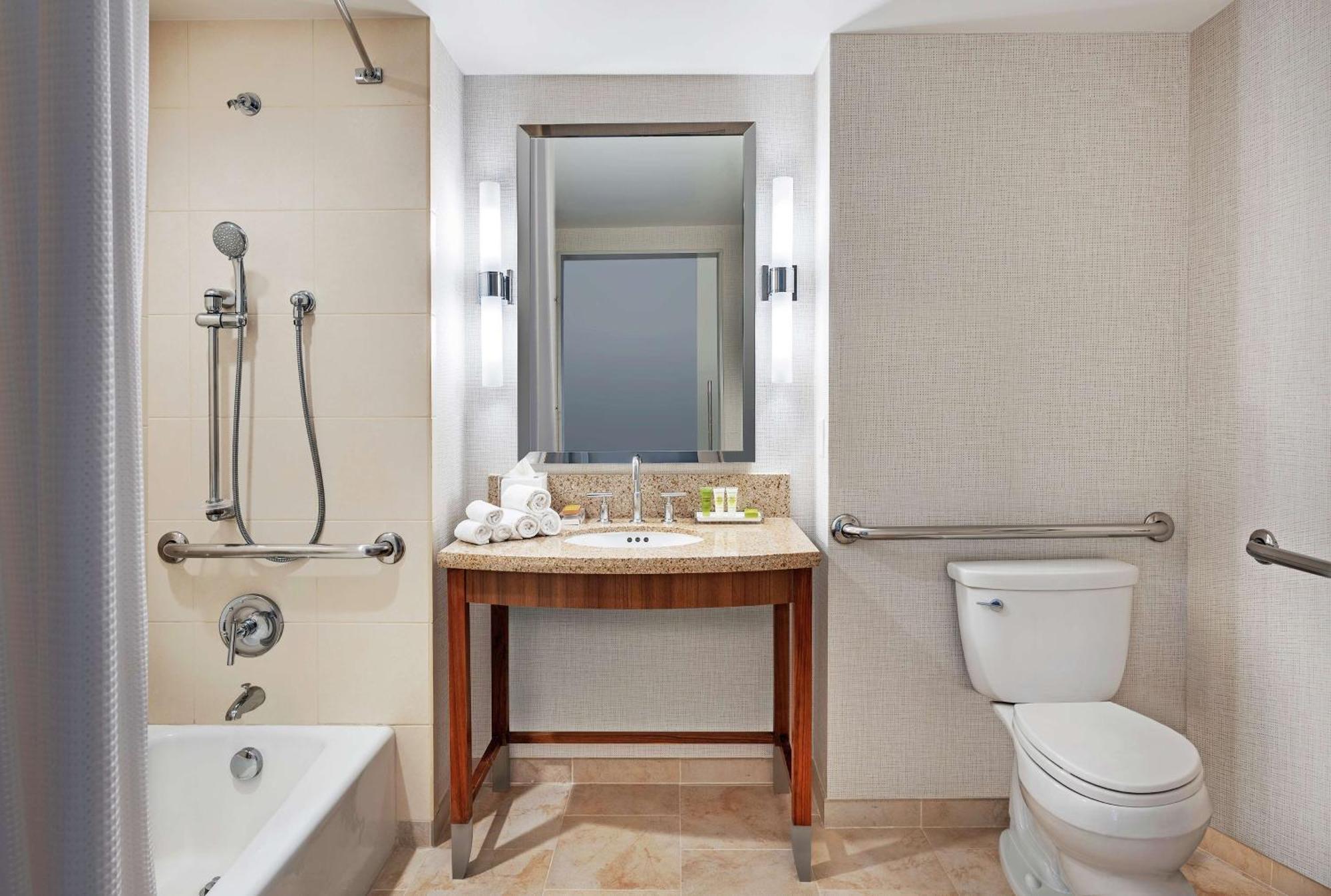 Chambre avec 2 Lits Queen-Size et Baignoire - Accessible aux Personnes à Mobilité Réduite