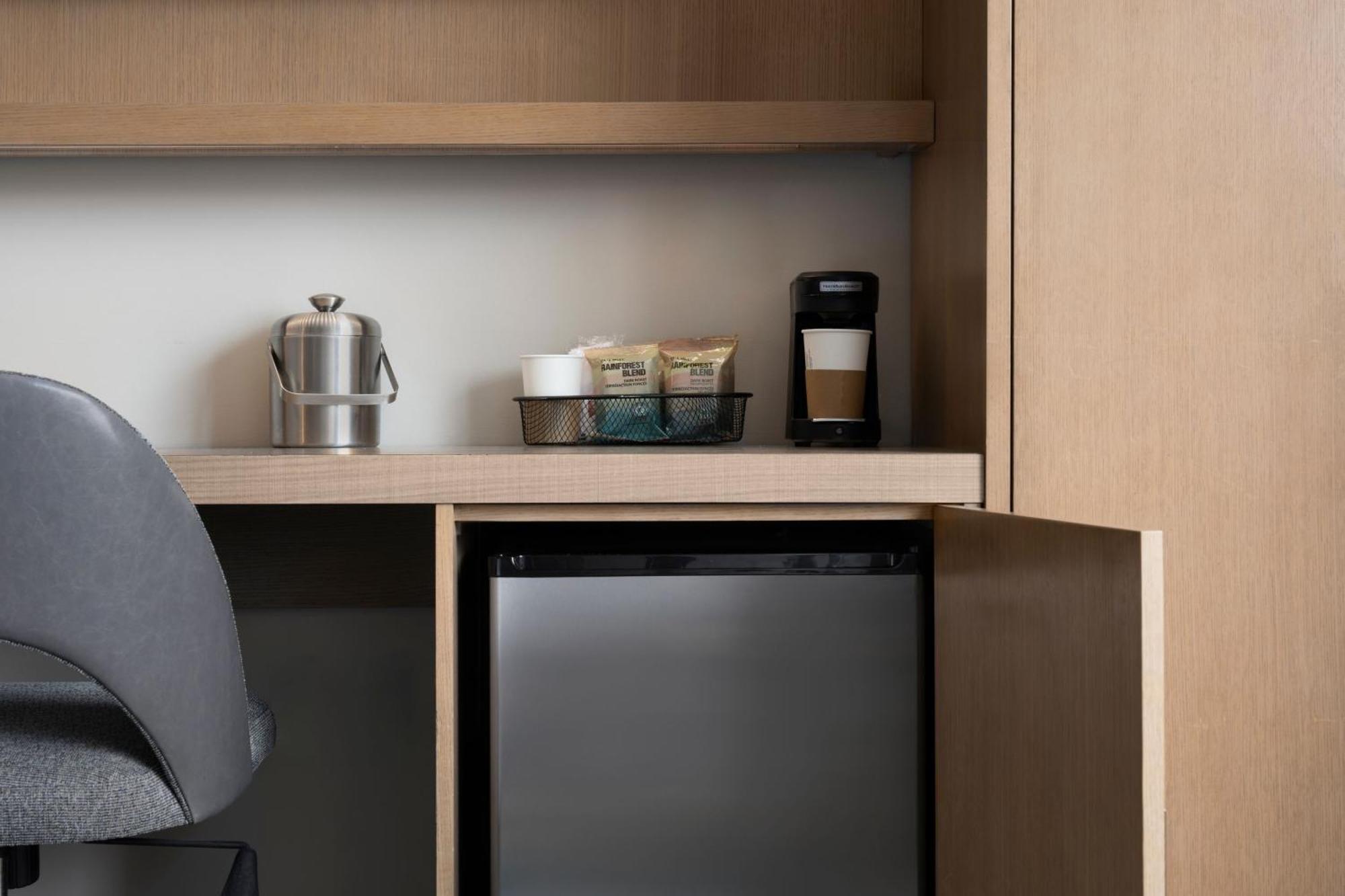 Chambre Lit King-Size Moderne avec Baignoire - Accessible aux Personnes à Mobilité Réduite